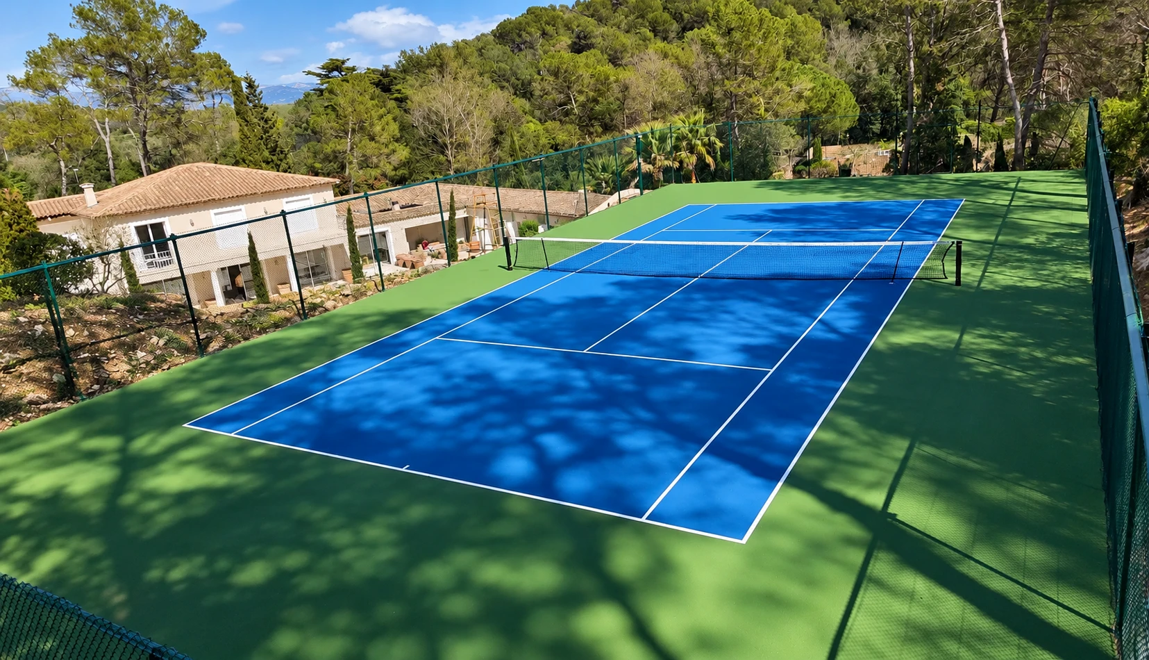 Court de tennis terminé après construction