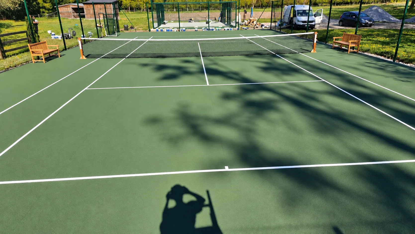 Court de tennis après entretien