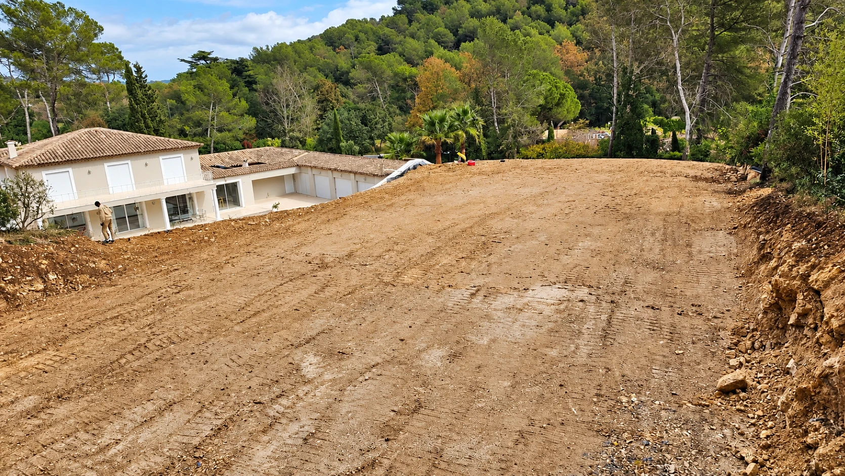 Terrain avant construction d'un court de tennis
